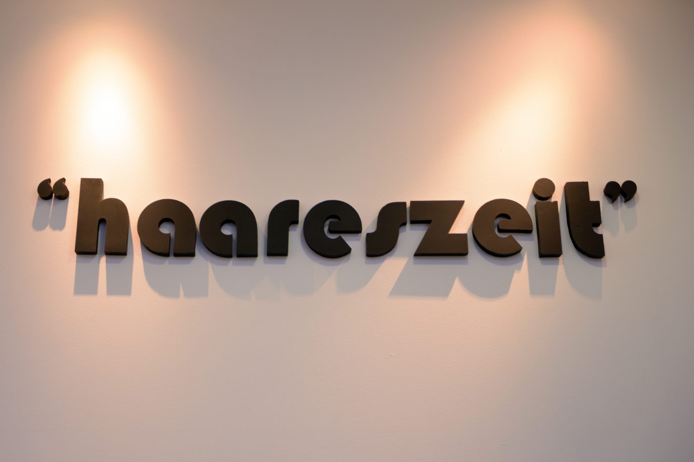 Haareszeit Schriftzug im Salon